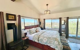 Eagles Nest Casita Luxury King Memory Foam Bed Feather Pillows & Duvet Amazing Views, Private Balcony, Great Location & Dog Friendly